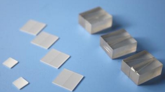 Khám phá tính linh hoạt của tinh thể Strontium Titanate SrTiO3 lý tưởng cho nghiên cứu học thuật và đổi mới công nghiệp